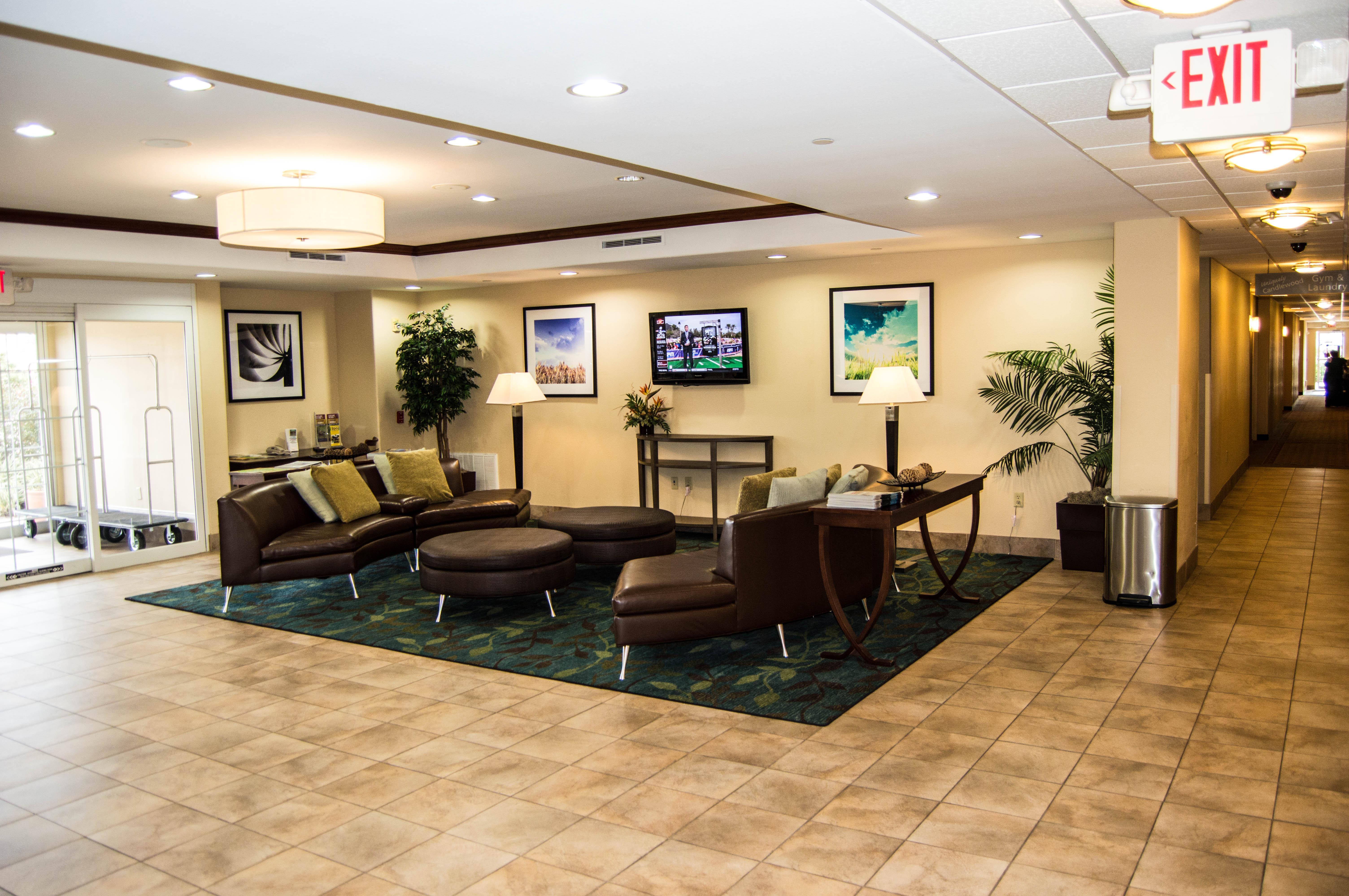Candlewood Victoria By Ihg Екстериор снимка