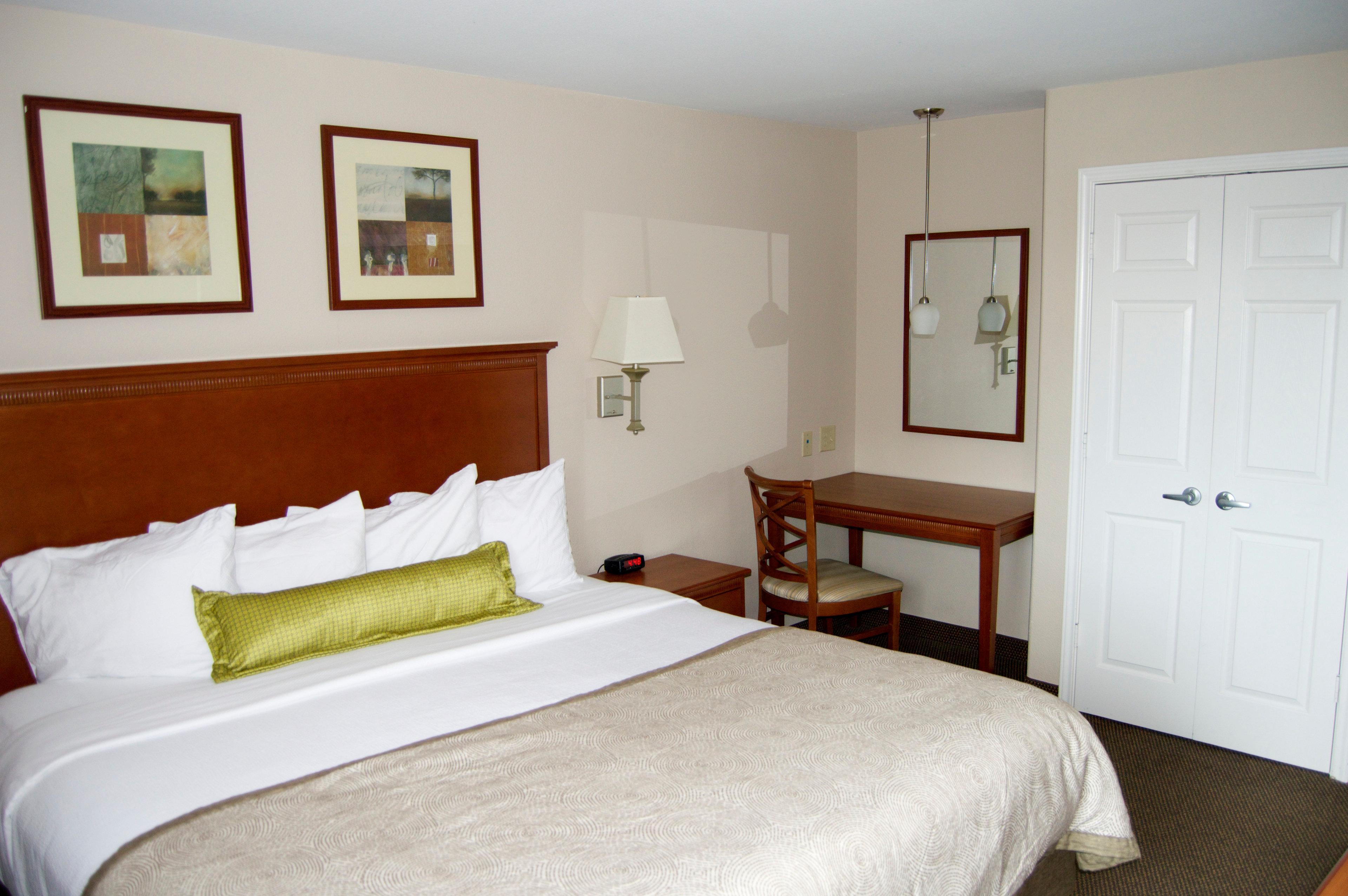 Candlewood Victoria By Ihg Екстериор снимка