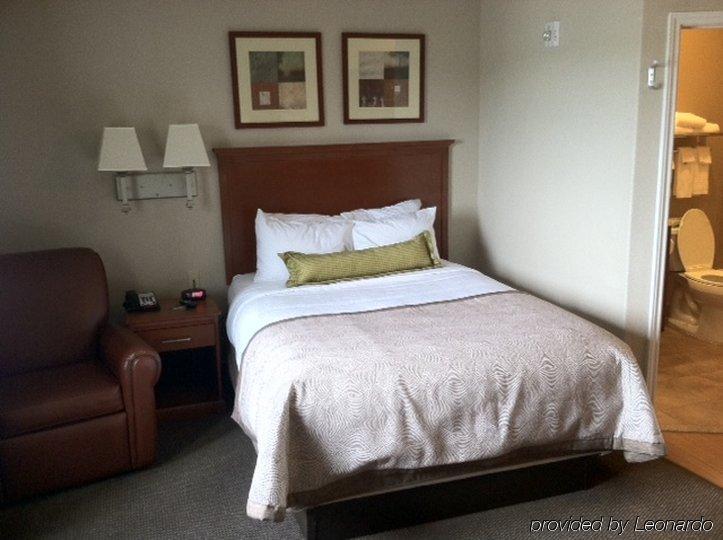 Candlewood Victoria By Ihg Екстериор снимка
