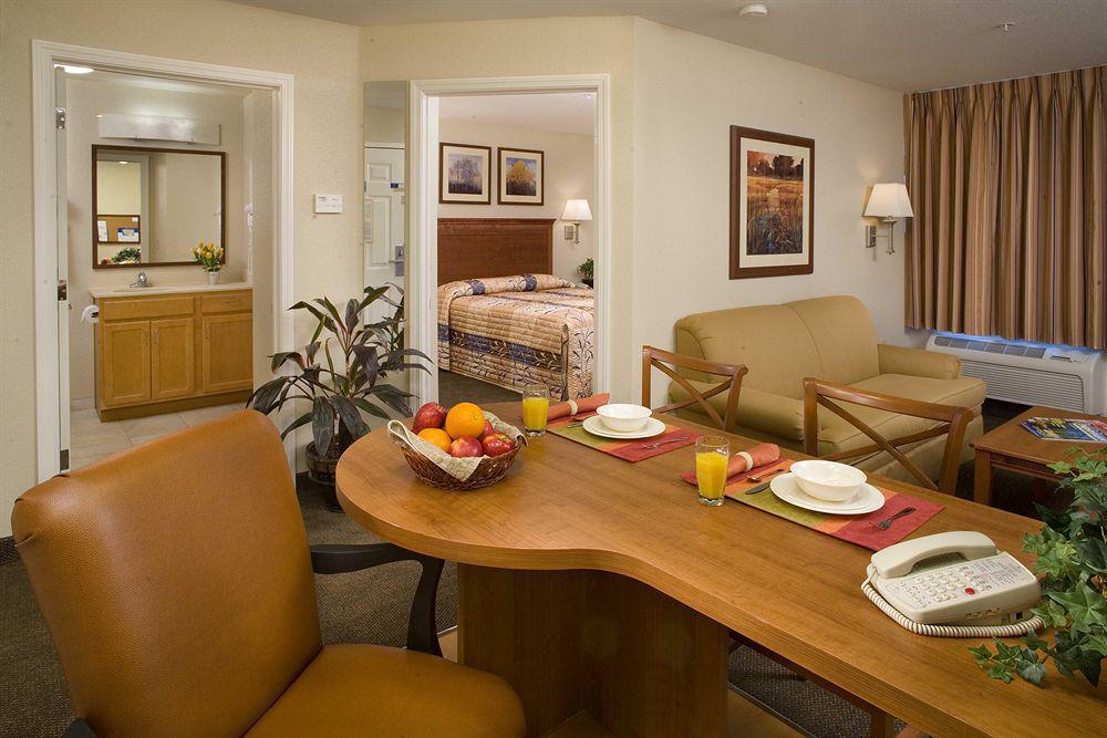 Candlewood Victoria By Ihg Стая снимка